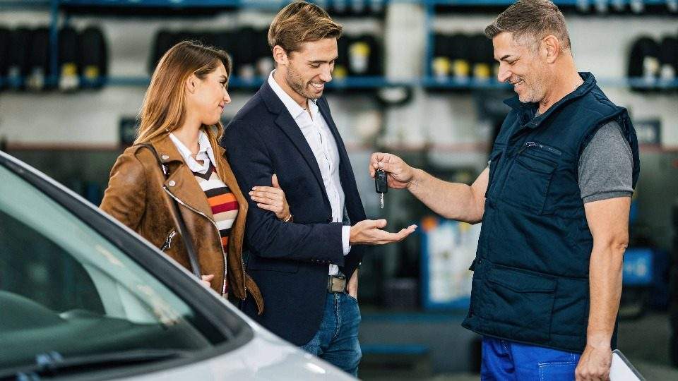 Autoankauf Overath nimmt das Fahrzeug eines Paares entgegen